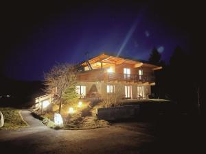 una casa de noche con un rayo de luz en Appartements Skida, en Reith bei Kitzbühel