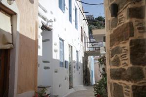 un callejón en un pueblo con edificios blancos en Elegant white in the heart of Ioulida on the island of Kea en Ioulida