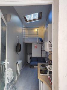 een kamer met een plafond met een raam bij Garibaldi mini-maison jardin in Saint-Ouen