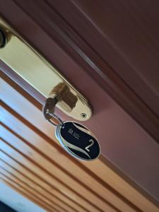 einen Schlüssel zu einer Tür mit einem Schlüsselanhänger in der Unterkunft Apartmani "DA HOX" Vlašić 2 in Vlasic