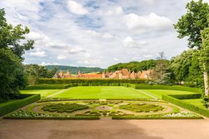 vistas a los jardines del palacio de la corte de Hampton en Château de Bournel, en Cubry