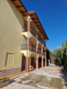 an external view of a building with a balcony at Habitat - Casa Vacanze Perugia in Perugia