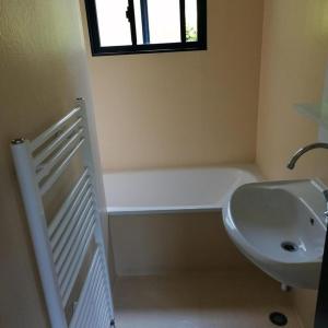 y baño con bañera y lavamanos. en Chalet Veluwe G10 Veldkamp 4 Personen, en Epe