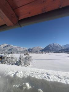 uitzicht op een bevroren meer in de sneeuw bij Haus Müller in Reutte