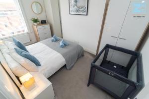 Postel nebo postele na pokoji v ubytování Light & Airy 1-Bed, Town Centre, Near Beach