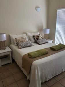 - une chambre avec un grand lit et 2 oreillers dans l'établissement Aporto Villa, à Reebok