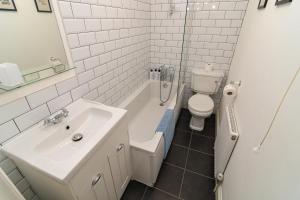 Koupelna v ubytování Light & Airy 1-Bed, Town Centre, Near Beach + 4 fotografie