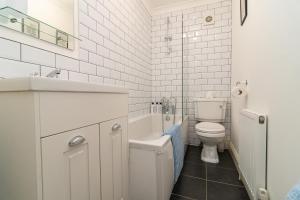 Koupelna v ubytování Light and airy 1 bedroom flat 700m from the Beach + 21 fotografií