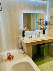 uma casa de banho com uma banheira, um lavatório e um espelho. em Fantastic sea and golf course view house with 3 bedrooms em San Miguel de Abona