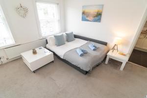 - une chambre avec un lit et deux oreillers dans l'établissement Light and airy 1 bedroom flat 700m from the Beach, à Bournemouth