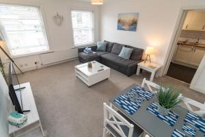 Posezení v ubytování Light and airy 1 bedroom flat 700m from the Beach