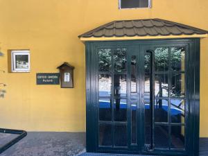 a phone booth on the side of a building at Apartamento Rodrinsur Edificio Ginebra con Parking Privado in Sierra Nevada