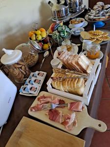 una mesa cubierta con muchos tipos diferentes de comida en Agriturismo Fattoria colle Luca, en Moscufo