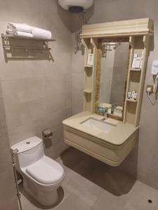 فندق الزوين - Alzuwain Hotel في عرعر: حمام مع مرحاض ومغسلة