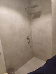 uma casa de banho com chuveiro e cabeça de chuveiro em فندق الزوين - Alzuwain Hotel em Arar