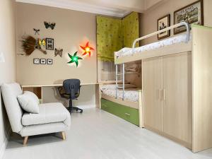 ein Kinderschlafzimmer mit einem Etagenbett und einem Stuhl in der Unterkunft Magnifico Alojamiento Con Encanto En El Centro in Santander