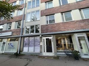 拉赫蒂的住宿－City Home Lahti，砖楼前的商店,有窗户