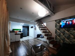 salon ze schodami i kuchnią w obiekcie Apartament centru camera si living,4 persoane w Jassach