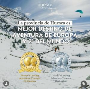 plakat dla ośrodka narciarskiego w górach w obiekcie Prime Loft PIRINEOS w mieście Sabiñánigo