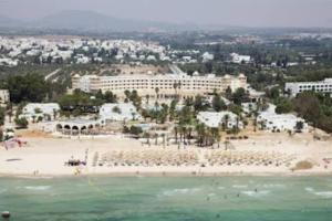 een luchtzicht op een strand met gebouwen en de oceaan bij Villa 8 personnes Hammamet Zone Plage et Hotels in Hammamet