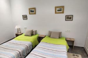 twee bedden naast elkaar in een kamer bij Villa 8 personnes Hammamet Zone Plage et Hotels in Hammamet