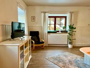 a living room with a desk and a window at Ferienwohnung Mahar in Feistritz im Rosental