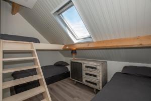 a room with two bunk beds and a window at Christinahoeve Logies in Boskoop