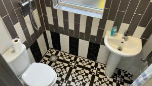 Bathroom sa One Bedroom Apartment in Walsall Sleeps 4 FREE WIFI By Villazu