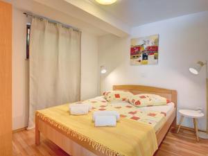 - une chambre avec un lit et 2 serviettes dans l'établissement Spacious home with private terrace and garden, à Pula