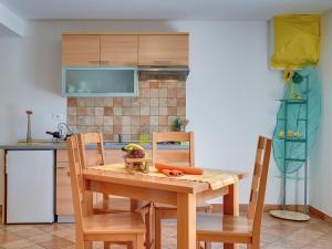 - une cuisine avec une table en bois avec des carottes dans l'établissement Spacious home with private terrace and garden, à Pula