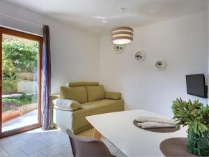 - un salon avec un canapé et une table dans l'établissement Spacious home with private terrace and garden, à Pula