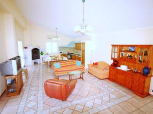 ein großes Wohnzimmer mit einem Sofa und einem TV in der Unterkunft Holiday home in Floridia with private pool in Solarino