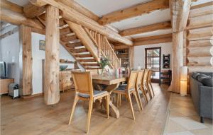 ein Esszimmer mit einem Holztisch und Stühlen in der Unterkunft Stunning Home In Nimtofte With Kitchen in Nimtofte