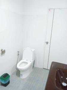 een badkamer met een toilet en een wastafel bij Thaineth Sport Camp in Nong Prue