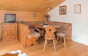 ein Esszimmer mit einem Tisch und Stühlen sowie einem TV in der Unterkunft Nice Home In Klein St, Paul With Kitchen in Eberstein