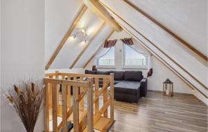 ein Wohnzimmer mit einem Sofa und einer Treppe in der Unterkunft Ferienhaus 2 Altefhr in Altefähr