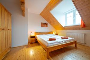 Un pat sau paturi într-o cameră la Penzion Sokolovna