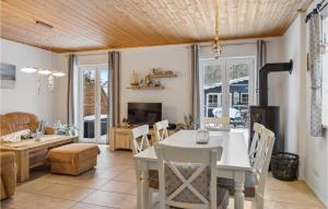 eine Küche und ein Wohnzimmer mit einem Tisch und Stühlen in der Unterkunft Ferienhaus 44 Altefhr in Altefähr