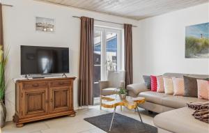 ein Wohnzimmer mit einem Sofa und einem TV in der Unterkunft Ferienhaus 34 Altefhr in Altefähr