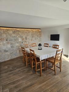 - une salle à manger avec une table, des chaises et une télévision dans l'établissement El Mirador de Teo, à Alocén