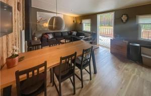 comedor y sala de estar con mesa y sillas en Awesome Home In Grsmark With Kitchen en Gräsmark