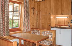 マリア・ルッガウにあるLovely Home In Maria Luggau With Kitchenetteのキッチン(テーブル、椅子付)、窓