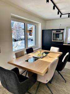 comedor con mesa de madera y sillas en My Appartements en Untertauern