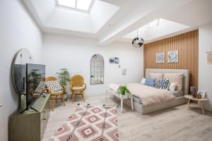 1 dormitorio con 1 cama y sala de estar en 140qm 3BR apartment - central, cozy and stylish, en Coblenza