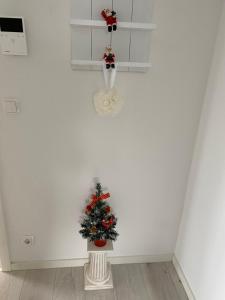 Un árbol de Navidad en un jarrón en una habitación en Ferienwohnung Vulkaneifel, en Stadtkyll
