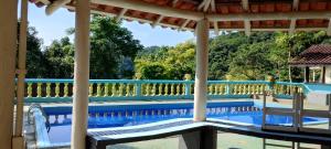 uma vista do alpendre de uma casa com piscina em Chalé Mirante do Félix (Amarelo) em Ubatuba