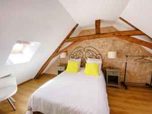 圣西普里安L'Enea Terrasse的一间卧室，里面有一张白色的大床，配着黄色的枕头。 更多22张照片