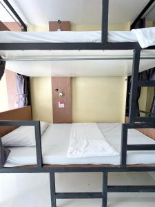 Postel nebo postele na pokoji v ubytování Hangover Aonang