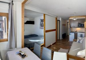 Kuchyň nebo kuchyňský kout v ubytování Le V - 2 bedrooms flat in the middle of Val Thorens