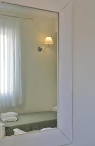 un bagno con specchio sopra un lavandino di Villa Hara, Lixouri, Kefalonia a Lixouri